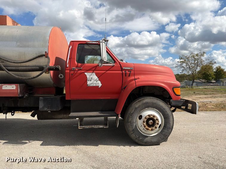 image for item FG0799 1996 Ford F800 oil distributor truck