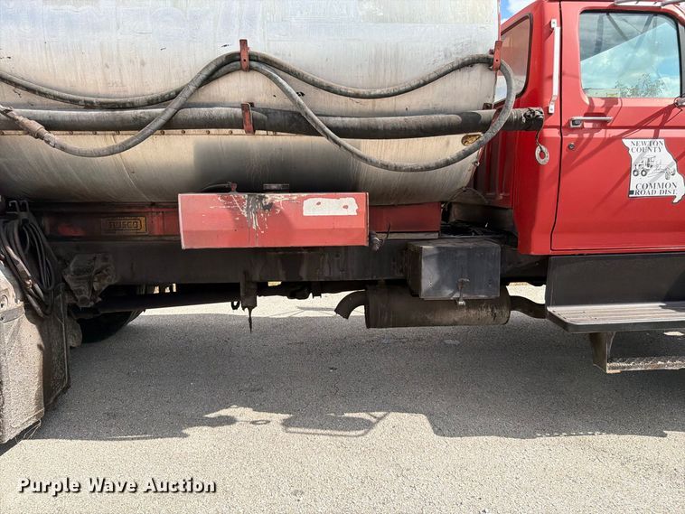 image for item FG0799 1996 Ford F800 oil distributor truck