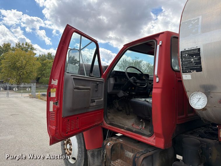 image for item FG0799 1996 Ford F800 oil distributor truck