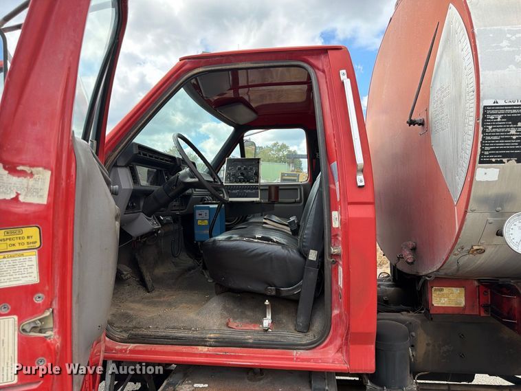 image for item FG0799 1996 Ford F800 oil distributor truck