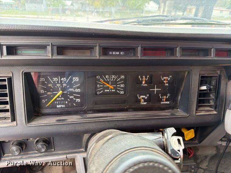 image for item FG0799 1996 Ford F800 oil distributor truck