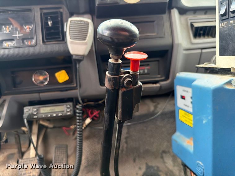 image for item FG0799 1996 Ford F800 oil distributor truck