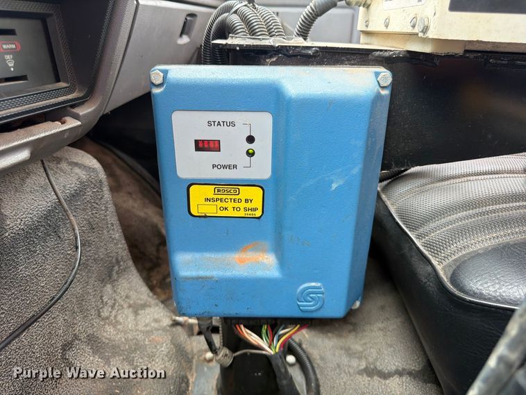 image for item FG0799 1996 Ford F800 oil distributor truck