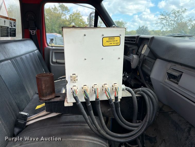 image for item FG0799 1996 Ford F800 oil distributor truck