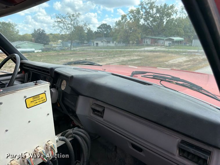 image for item FG0799 1996 Ford F800 oil distributor truck