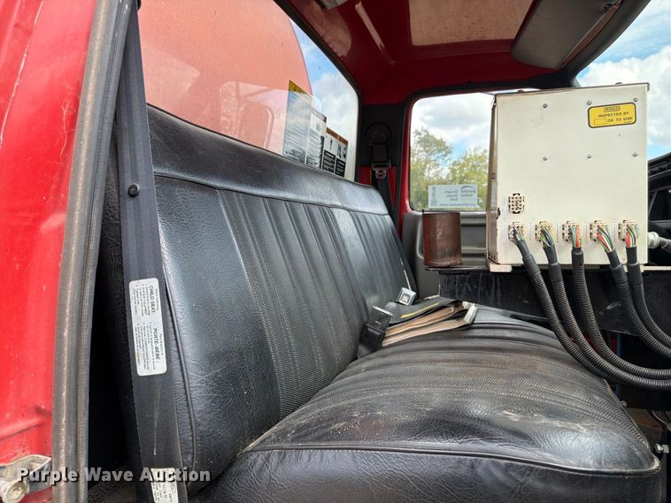 image for item FG0799 1996 Ford F800 oil distributor truck