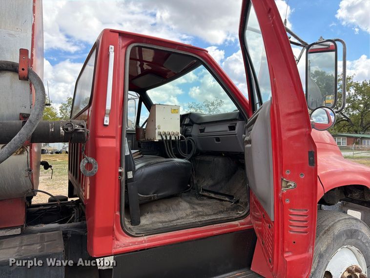 image for item FG0799 1996 Ford F800 oil distributor truck