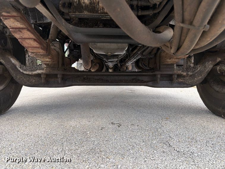 image for item FG0799 1996 Ford F800 oil distributor truck