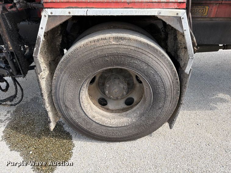 image for item FG0799 1996 Ford F800 oil distributor truck