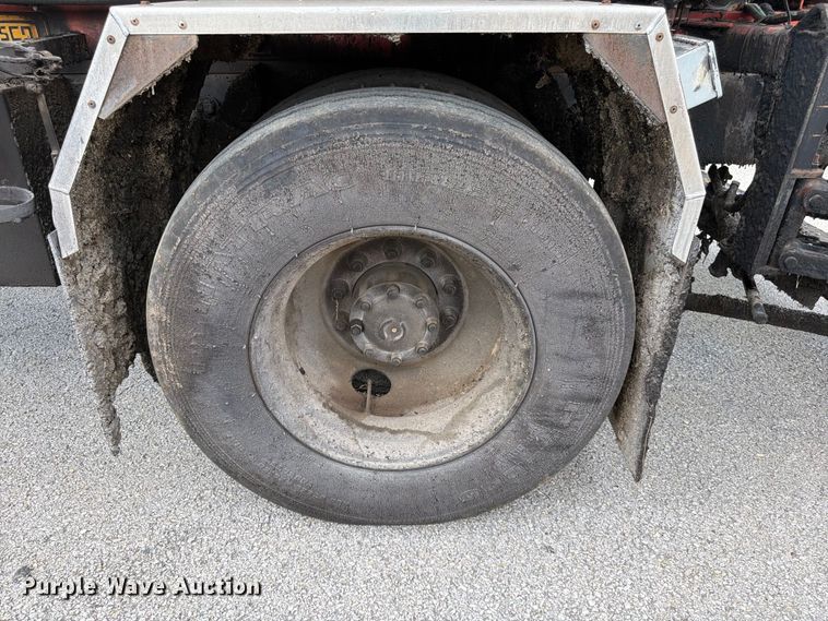 image for item FG0799 1996 Ford F800 oil distributor truck