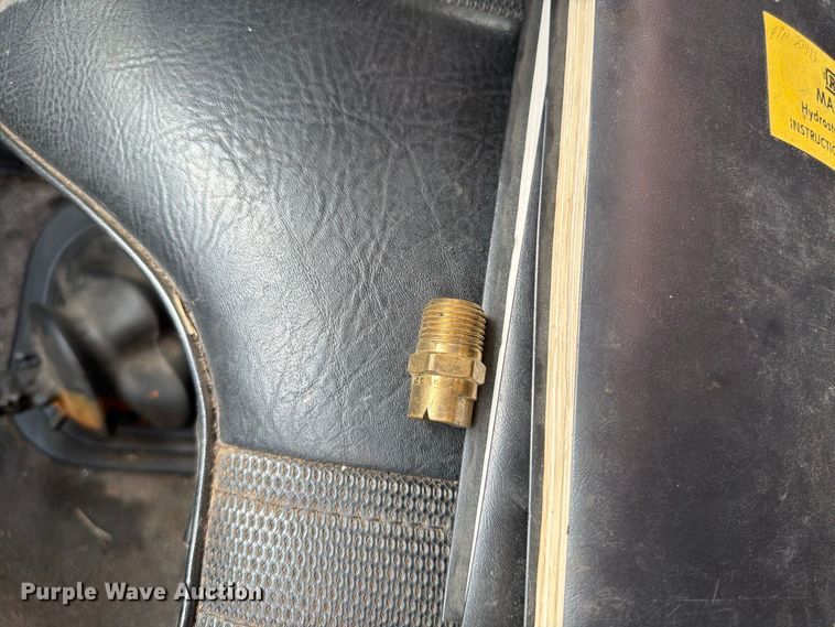 image for item FG0799 1996 Ford F800 oil distributor truck