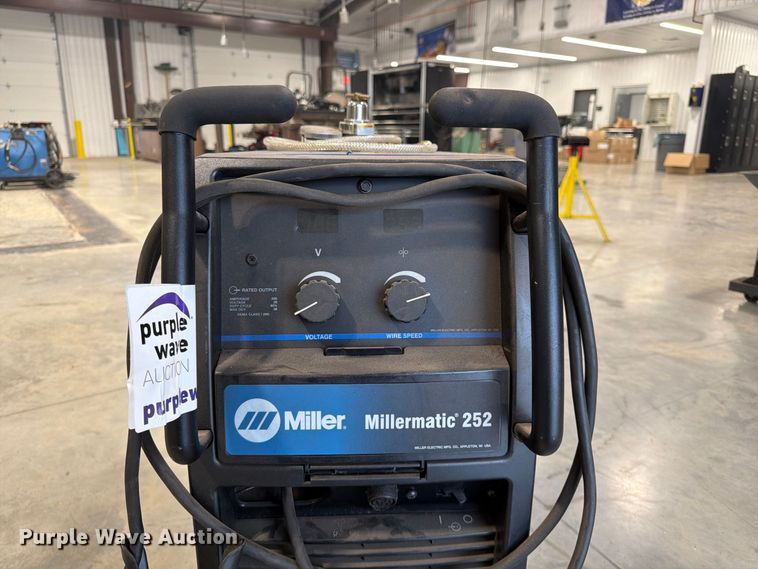 image for item FG0804 Miller Millermatic 252 welder