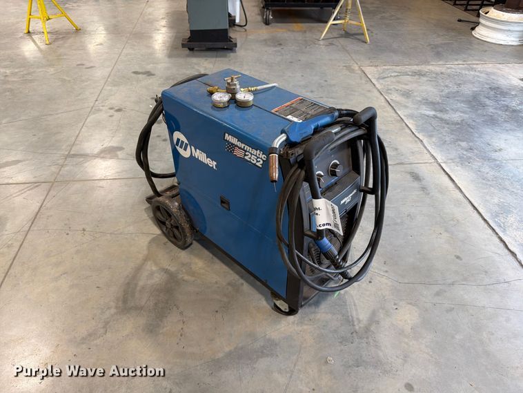 image for item FG0807 Miller Millermatic 252 welder