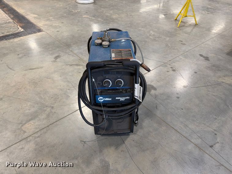 image for item FG0809 Miller Millermatic 252 welder
