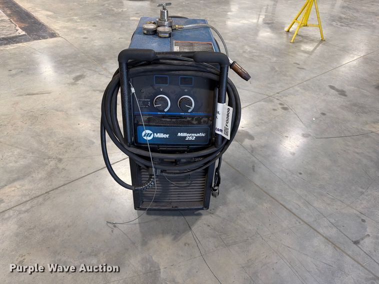 image for item FG0809 Miller Millermatic 252 welder