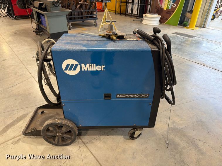 image for item FG0809 Miller Millermatic 252 welder