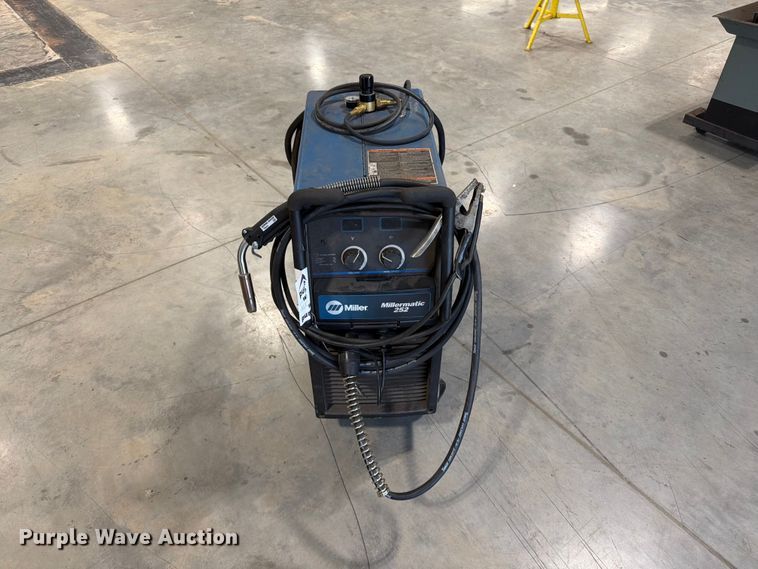 image for item FG0810 Miller Millermatic 252 welder