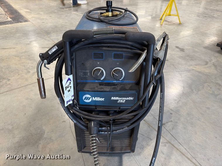 image for item FG0810 Miller Millermatic 252 welder