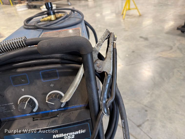 image for item FG0810 Miller Millermatic 252 welder