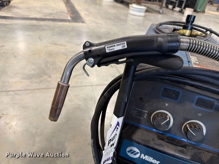 image for item FG0810 Miller Millermatic 252 welder