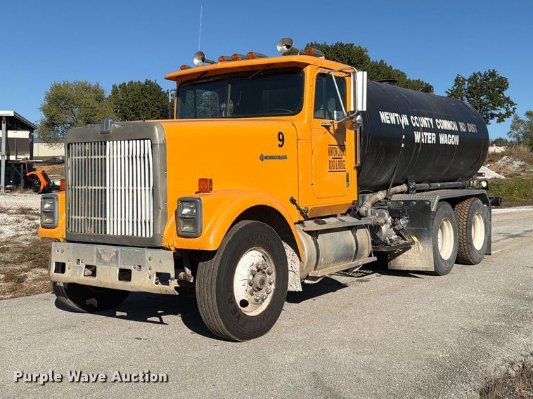 image for item FG0840 1990 International 9300 water truck