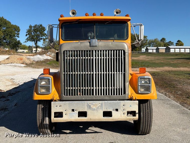image for item FG0840 1990 International 9300 water truck