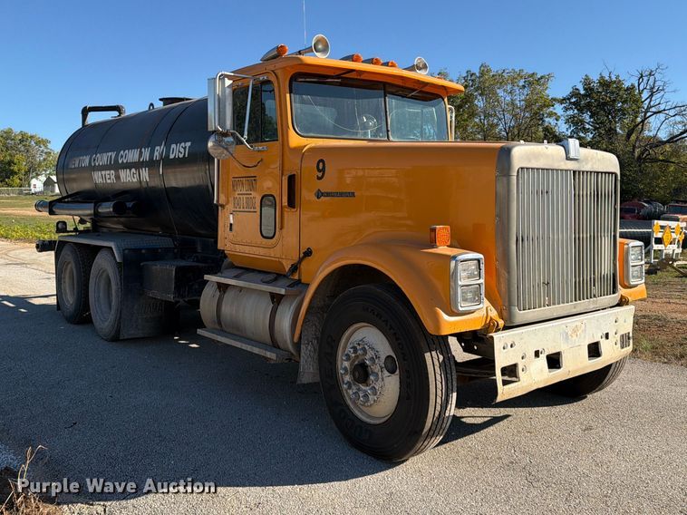 image for item FG0840 1990 International 9300 water truck