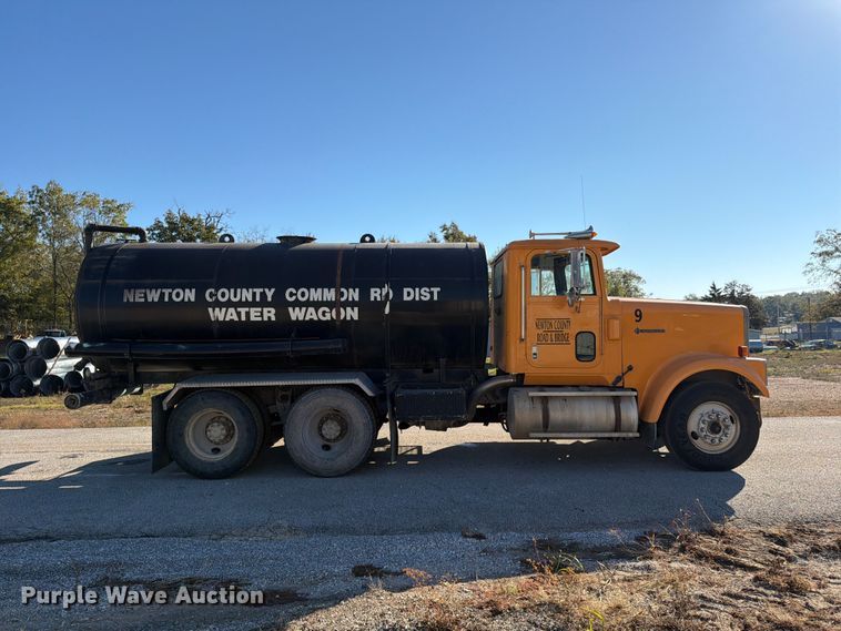 image for item FG0840 1990 International 9300 water truck