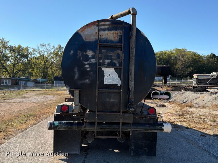 image for item FG0840 1990 International 9300 water truck