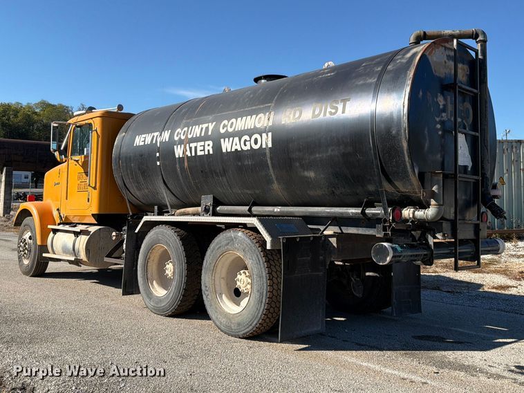 image for item FG0840 1990 International 9300 water truck