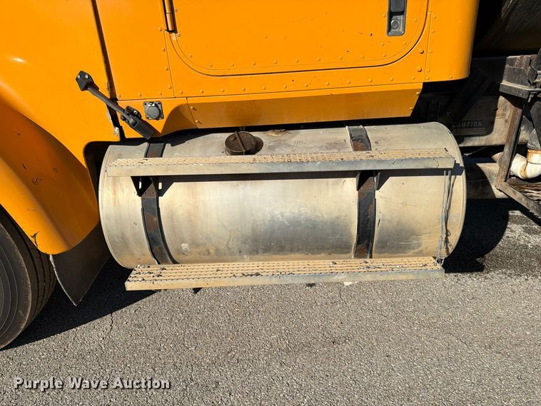 image for item FG0840 1990 International 9300 water truck