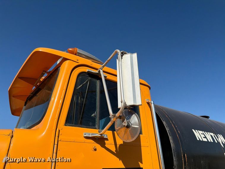 image for item FG0840 1990 International 9300 water truck