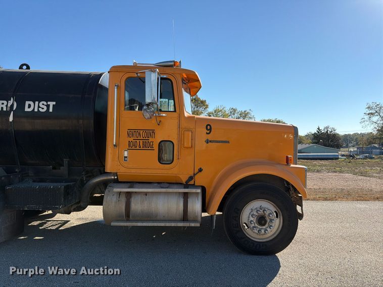 image for item FG0840 1990 International 9300 water truck