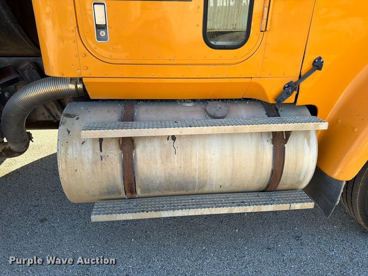 image for item FG0840 1990 International 9300 water truck