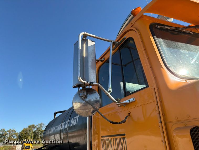 image for item FG0840 1990 International 9300 water truck
