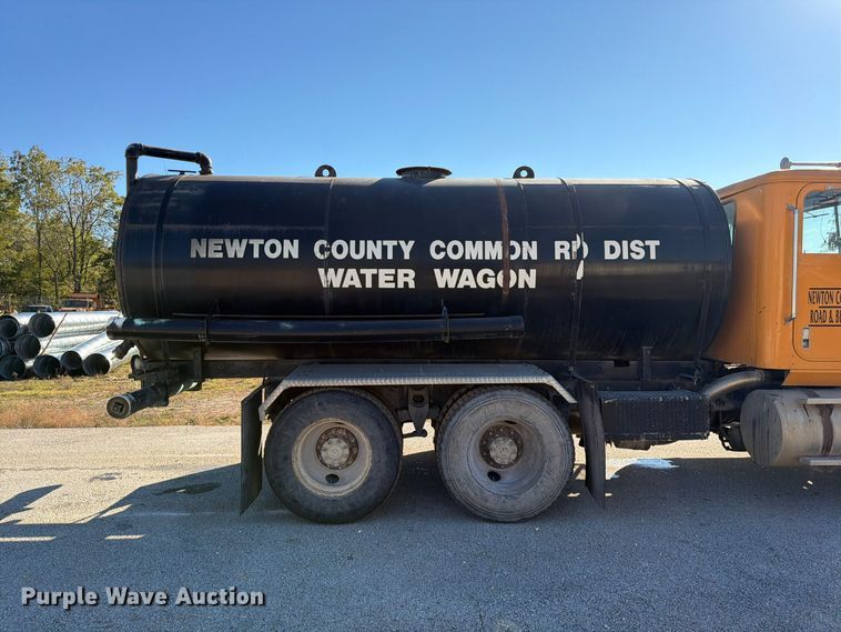 image for item FG0840 1990 International 9300 water truck