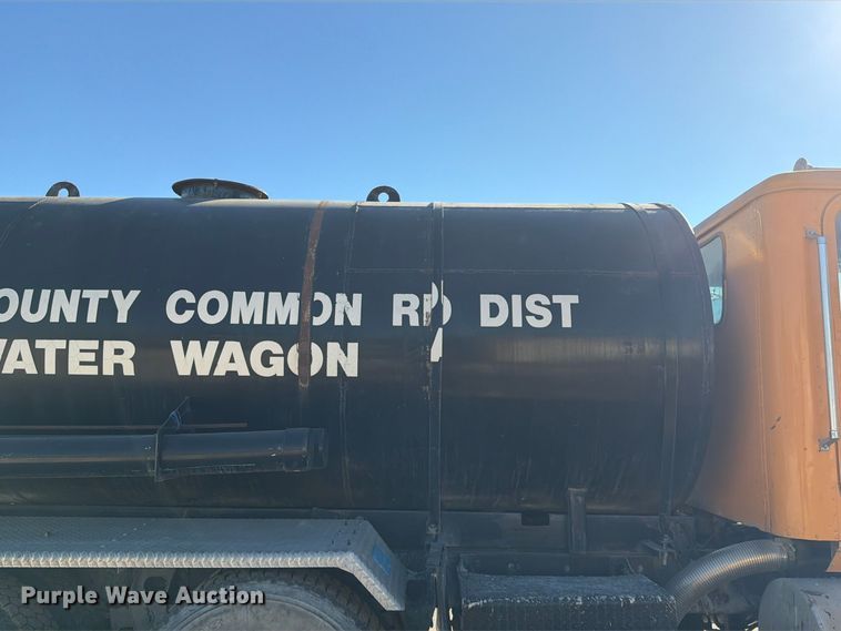 image for item FG0840 1990 International 9300 water truck