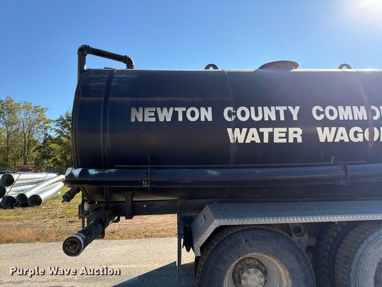 image for item FG0840 1990 International 9300 water truck
