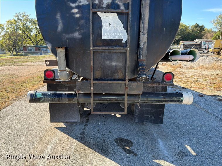 image for item FG0840 1990 International 9300 water truck