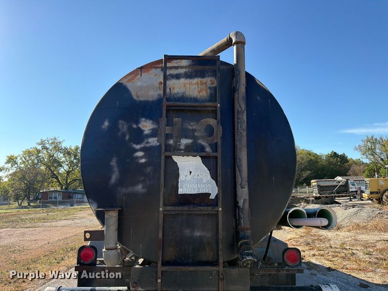 image for item FG0840 1990 International 9300 water truck