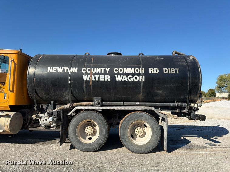 image for item FG0840 1990 International 9300 water truck
