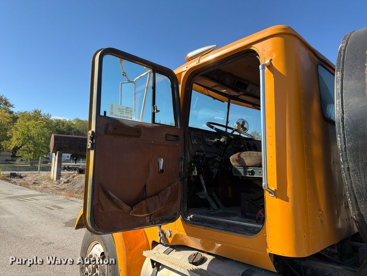 image for item FG0840 1990 International 9300 water truck