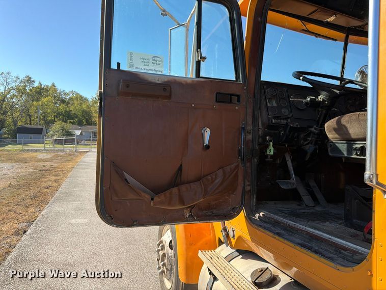 image for item FG0840 1990 International 9300 water truck