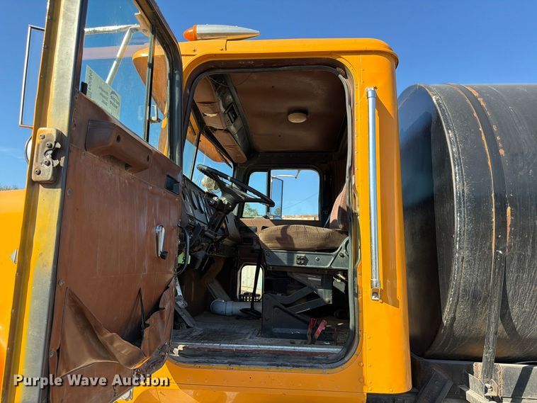 image for item FG0840 1990 International 9300 water truck