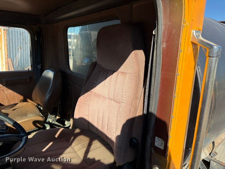 image for item FG0840 1990 International 9300 water truck