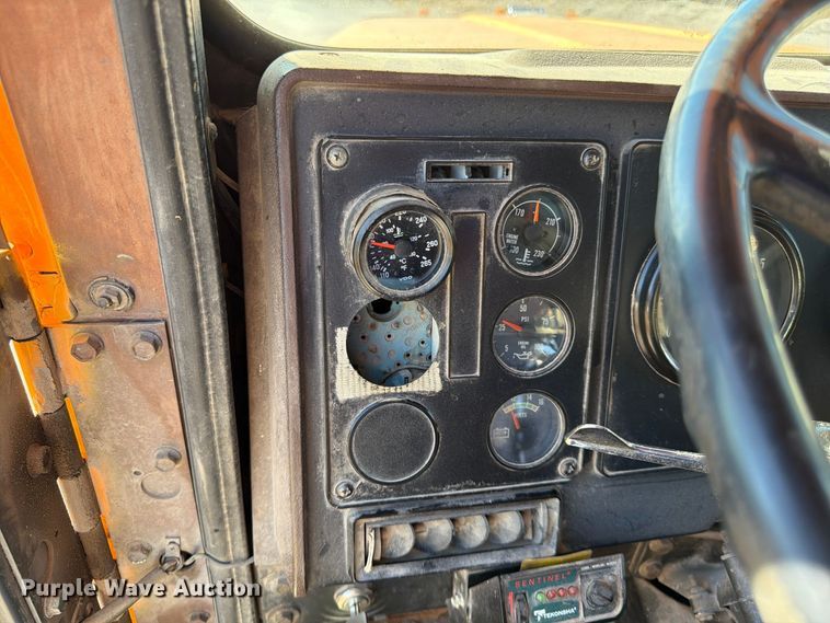 image for item FG0840 1990 International 9300 water truck