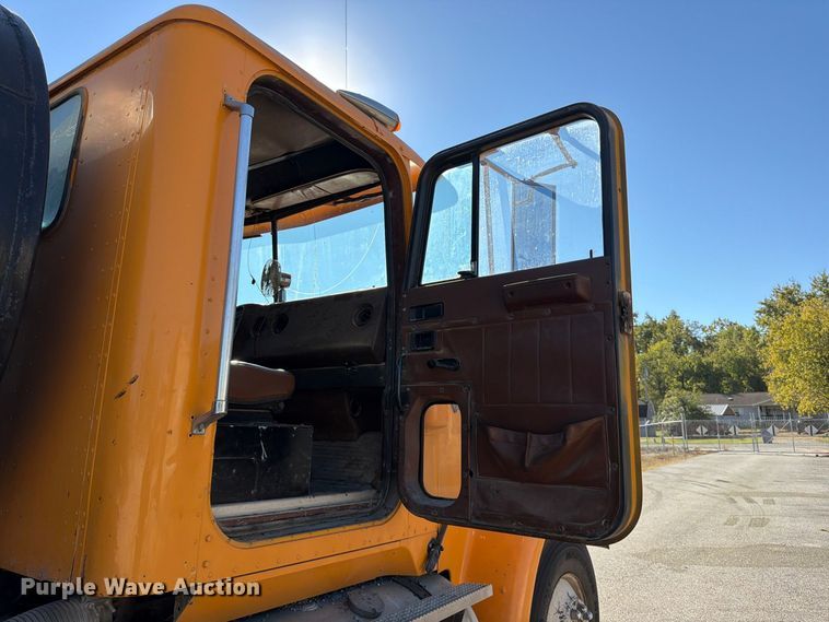 image for item FG0840 1990 International 9300 water truck