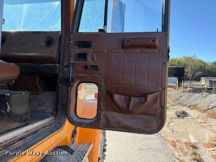image for item FG0840 1990 International 9300 water truck
