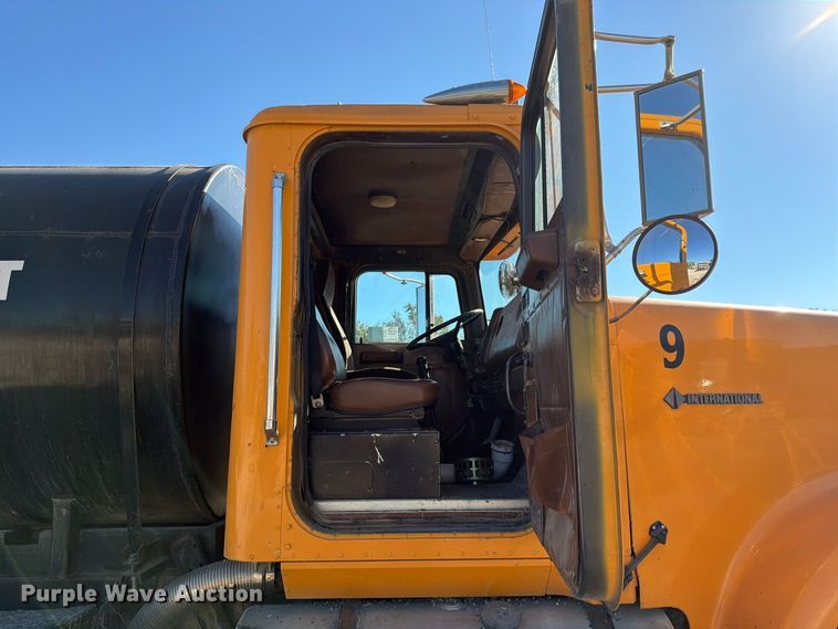 image for item FG0840 1990 International 9300 water truck