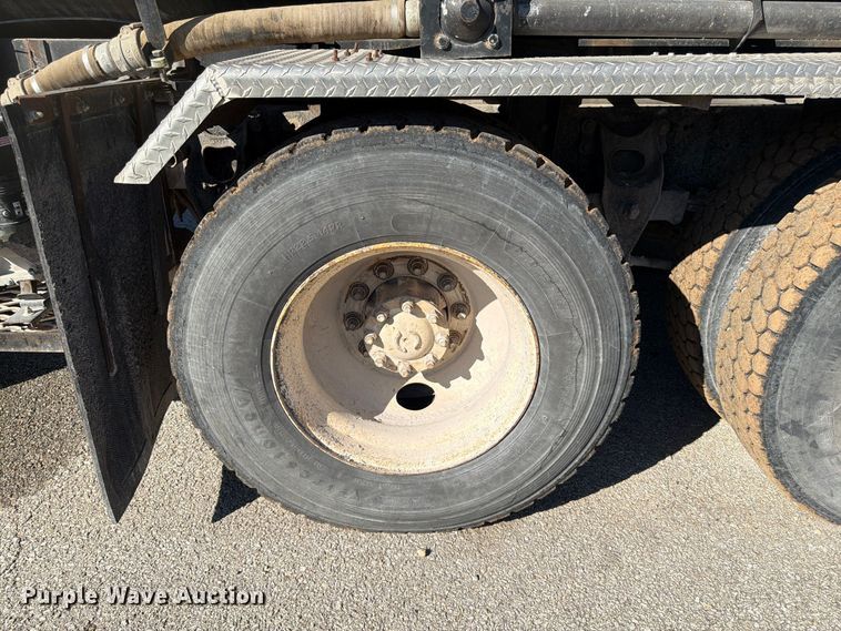 image for item FG0840 1990 International 9300 water truck
